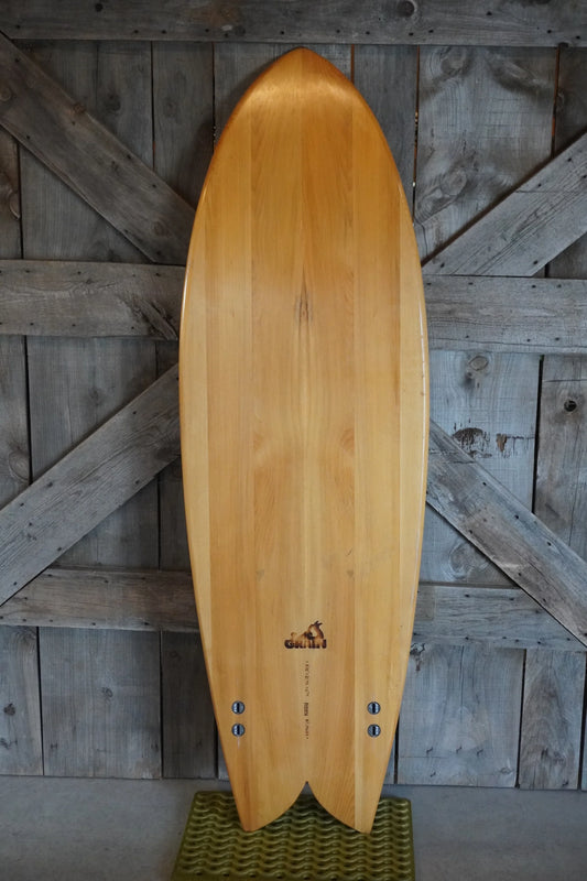 パフォーマンスを追求したGRAIN木製フィッシュの裏面。FCSツインフィンが最高のライドを約束。