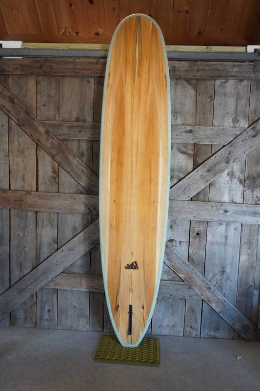 9'4" Waterlog GreenRailモデルのボトムビュー。ウッドの美しさとGreenRail構造が融合したエコ×クラシックロングボード。