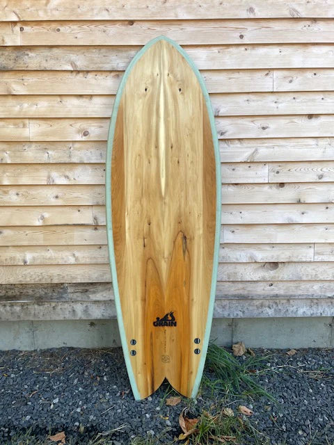 GRAIN木製フィッシュボードの裏面。個性的なツインフィンとスワローテールが、比類なき乗り心地を約束。