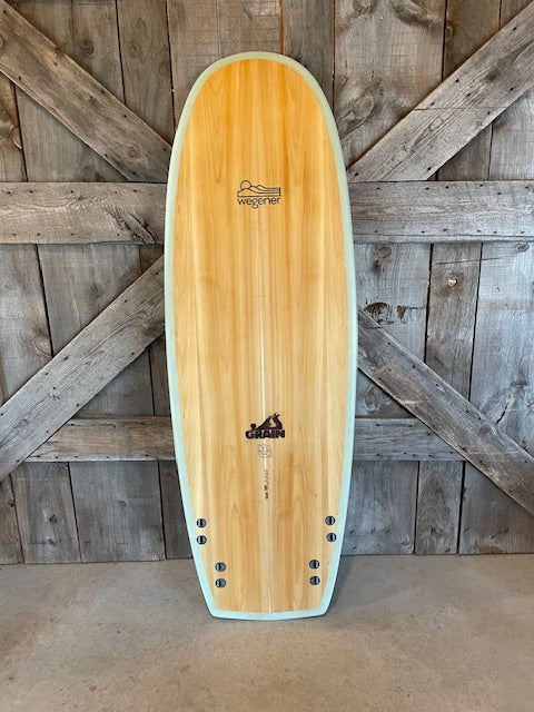 GRAINとWegenerの職人技が光るスペシャルな木製ボード。多用途なクアッドフィンと、どんな波にも対応するラウンドテールが魅力。