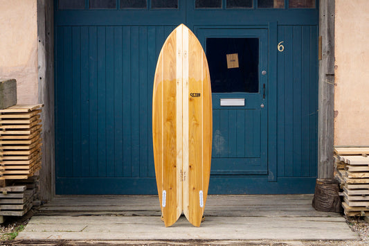木目が美しいKito Surf Fetch 木製フィッシュボード。高性能かつサステナブル、永く愛せるカスタムハンドメイドの逸品。