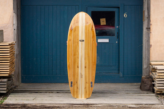 ミニシモンズ型の木製サーフボードのボトムデッキ。ツインフィン仕様で、美しい木目とクラフト感が際立つ高性能プレミアムモデル。軽量・高浮力・スタイリッシュな次世代サーフボード。