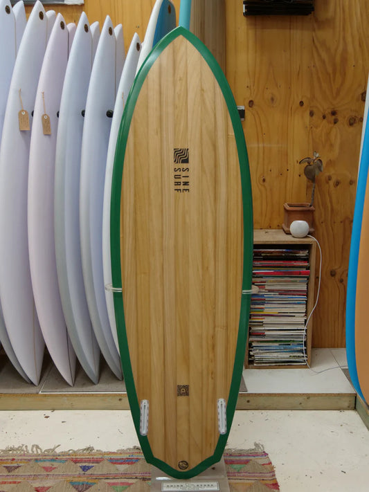 SINE SURFの木製グロベラーサーフボード(ボトムビュー)。グリーンレールとスクエアテールの組み合わせが特徴的で、コンパクトながら高浮力・高機動性を実現。