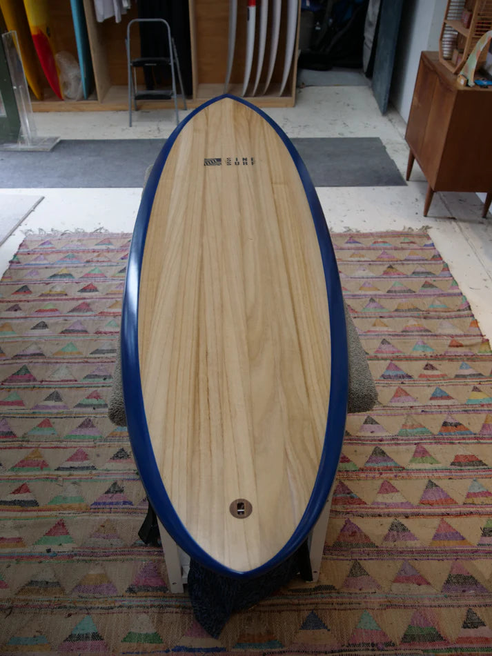 SINE SURF製木製ボードの全体像。深みのあるネイビーのレールとシングルフィンボックスが特徴。