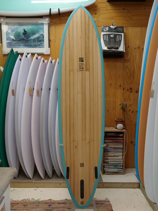 SINE SURF製木製ボードのボトム側。ターコイズブルーのレールとシングルフィン、サイドバイトのオプションが特徴。