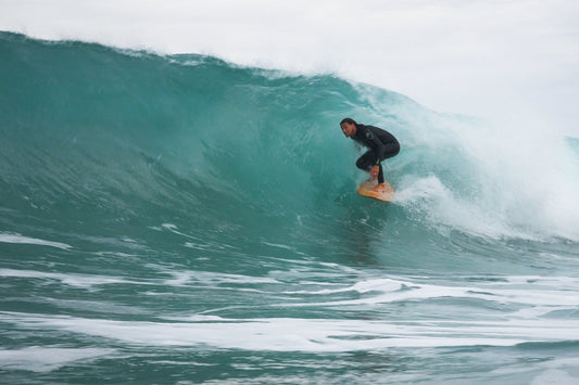 プロサーファー、アラン・ストークスが木製ボードで大波をライディング。その卓越した技術とボードの高性能が融合した瞬間。