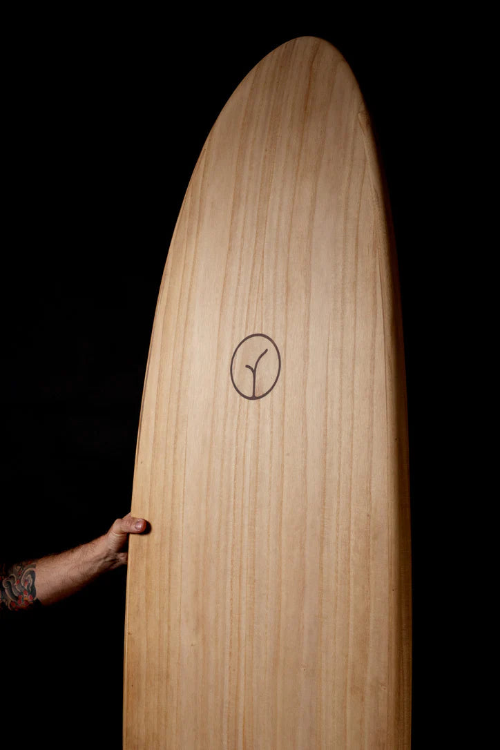 中空構造（ホロー）の木製サーフボード（天然木）の美しい木目とノーズシェイプ。軽量な素材感とミニマルなデザイン、飾れる・乗れるサステナブルな機能美。