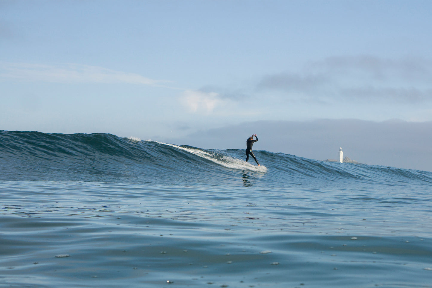 中空構造（ホロー）の木製サーフボード（天然木）と波のフェイス。軽量なウッド素材が描く滑らかな軌跡、飾れる・乗れるサステナブルな機能美。