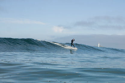 中空構造（ホロー）の木製サーフボード（天然木）と波のフェイス。軽量なウッド素材が描く滑らかな軌跡、飾れる・乗れるサステナブルな機能美。