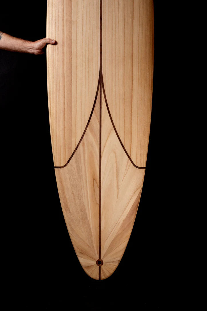中空構造（ホロー）の木製サーフボード（天然木）のピンテール詳細。特徴的な曲線を描くストリンガーとインレイ（象嵌）、職人技が宿る洗練されたエコラグジュアリーなデザイン。