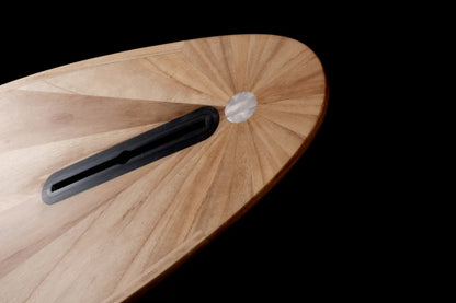 中空構造（ホロー）の木製サーフボード（天然木）のテール詳細。美しい放射状の木目（サンバースト）とシングルフィンボックス、職人技が宿る洗練されたエコラグジュアリーなデザイン。