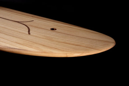 中空構造（ホロー）の木製サーフボード（天然木）の詳細。職人技が光るインレイ（象嵌）と真鍮プラグ、インテリアにもなる洗練されたエコラグジュアリーな木目。