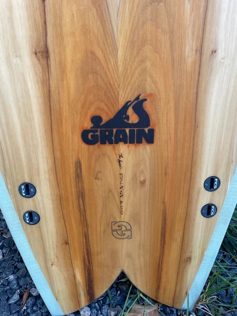 職人技が光るGRAINの木製フィッシュ。波乗りの性能を引き出すFCSフィンシステムと美しい木目の融合。