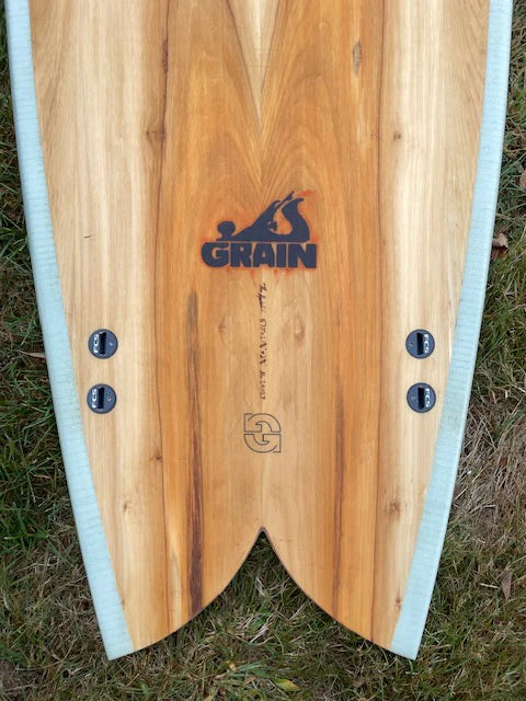 GRAINが誇る木製フィッシュのテール。FCSフィンシステムと木目が織りなす、高いパフォーマンスへのこだわり。