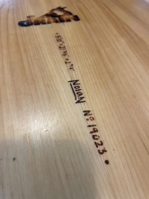 GRAIN製カスタムボードの銘板。手書きのモデル名「Nolan」と、あなただけの特別な一本を示すシリアルナンバー。