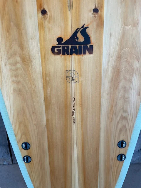 GRAINならではの木製フィッシュサーフボードのテール。操作性を高めるFCSツインフィンシステムと、個性的なスワローテールデザインが魅力。