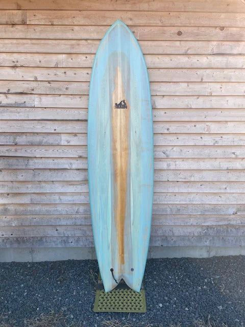 Grain Surfboardsの7'4" Frigateモデル。ウッドとブルーティントの美しさが融合したクラシックなフィッシュシェイプ。
