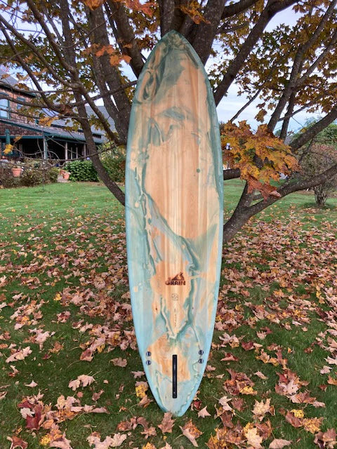 7'4" Ternのボトムビュー。ブルーマーブルレジンとナチュラルウッドのコントラストが際立つハイパフォーマンスモデル。