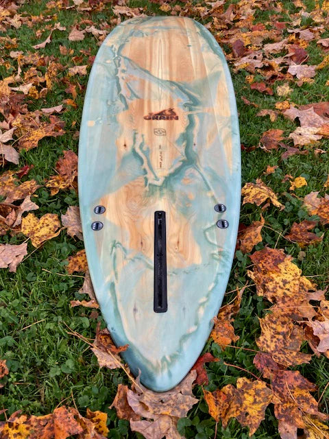 7'4" Ternのボトムビュー。独特なウッド＆グリーンレールの色合いと3フィン設定が特徴的なミッドレングス。