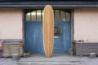 中空構造（ホロー）の木製サーフボード（天然木）の完成品。職人の手仕事による丁寧な仕上げとバランス、インテリアに馴染む上質なウッドの質感。