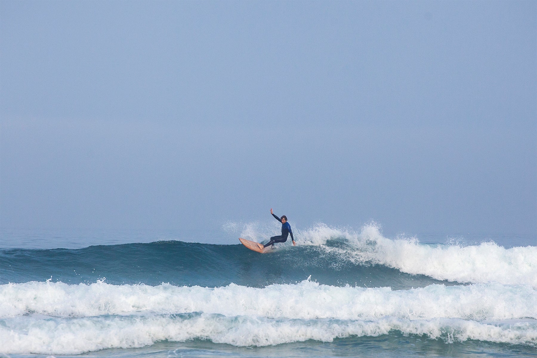 不安定なセクションでも体勢を保つ、中空構造（ホロー）の木製サーフボード（天然木）のバランス性能。職人の手仕事が生んだレールワークの正確さ、波の力を推進力に変える上質なウッドのポテンシャル。