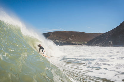 チューブの奥深くで信頼に応える、中空構造（ホロー）の木製サーフボード（天然木）。職人の手仕事が生んだ強靭さとスピード、大自然のパワーを受け止める上質なウッドの存在感。