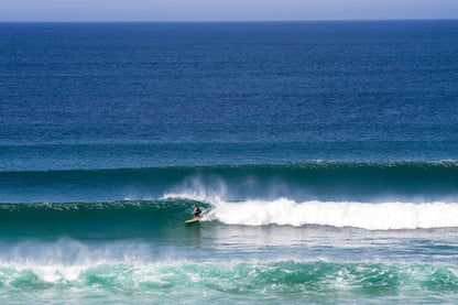 水平線まで続く美しいコーデュロイライン、セットの波を中空構造（ホロー）の木製サーフボード（天然木）でクルーズ。フェイスの張りつめたグッドコンディション、サーファーの心を震わせる絶景のライディング。