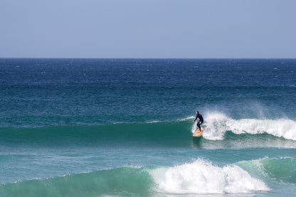 整ったフェイスを滑走する、中空構造（ホロー）の木製サーフボード（天然木）の安定感。職人の手仕事が生んだスムースな走り、大自然の中で信頼に応える上質なウッドのクオリティ。