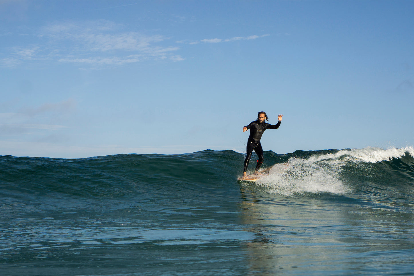 波のハイラインをキープする、中空構造（ホロー）の木製サーフボード（天然木）の高い安定性。職人の手仕事が生んだレールワークのしやすさと、サーファーの意志に呼応する上質なウッドのレスポンス。
