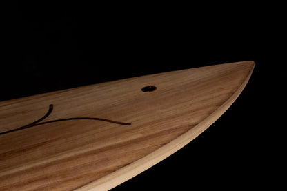 中空構造（ホロー）の木製サーフボード（天然木）の先端部分のクローズアップ。漆黒の背景に浮かび上がる美しい木目とインレイの曲線、洗練されたエコラグジュアリーなデザインアート。