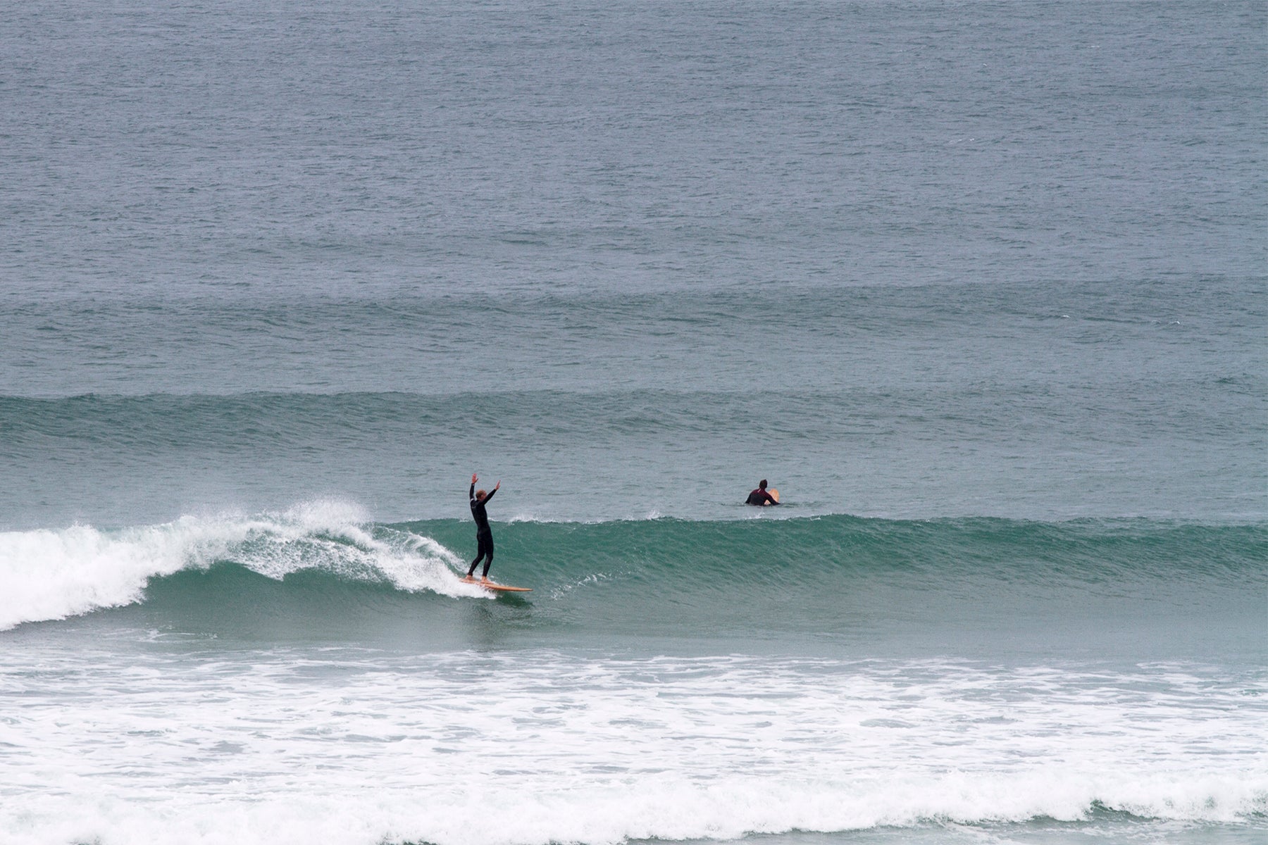 中空構造（ホロー）の木製サーフボード（天然木）と広がる波のレイヤー。軽量なウッド素材が運ぶスムーズなグライド感、飾れる・乗れるサステナブルな機能美。
