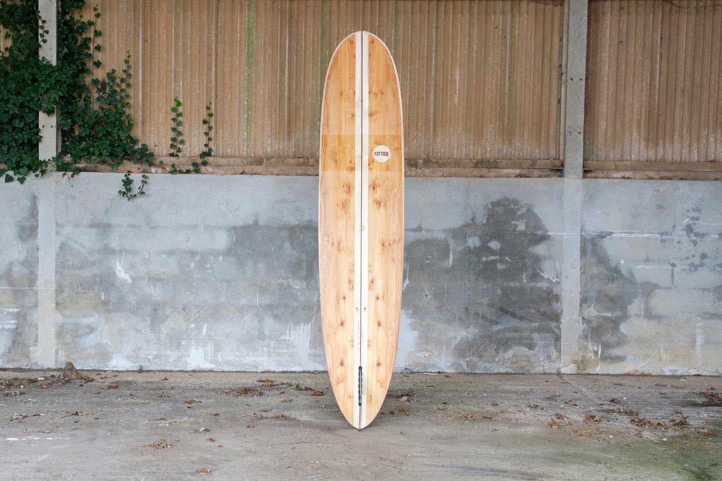 素材の個性を活かしきった、中空構造（ホロー）の木製サーフボード（天然木）の美しい仕上がり。職人の手仕事による滑らかなレールと均整の取れたアウトライン、空間に物語をもたらす上質なウッドの存在感。