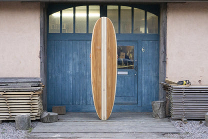 中空構造（ホロー）の木製サーフボード（天然木）を支える作り手。職人の手仕事が生んだ完璧なバランスと存在感、インテリアに風格を与える上質なウッドギア。