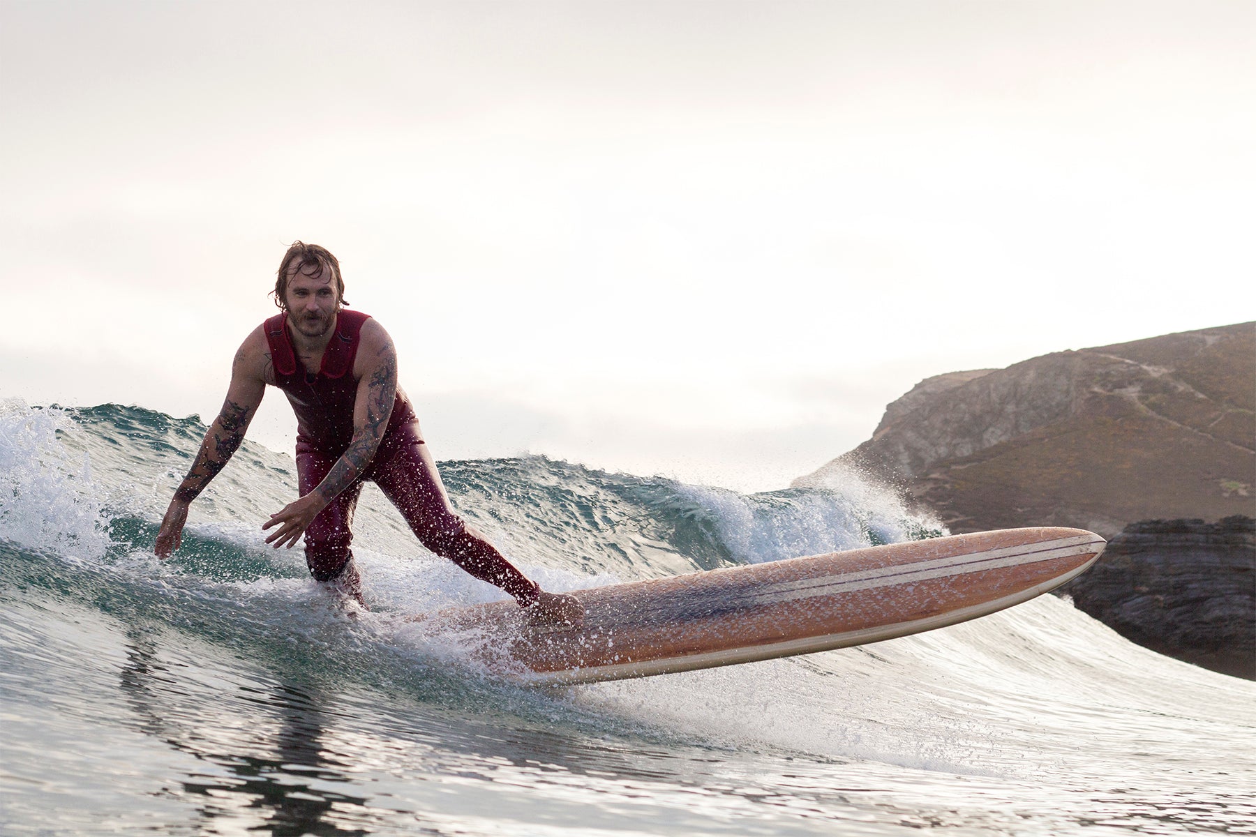 中空構造（ホロー）の木製ロングボード（天然木）でのライディング。優雅なアウトラインと高い滑走性能、海で映える洗練されたエコラグジュアリーな機能美。