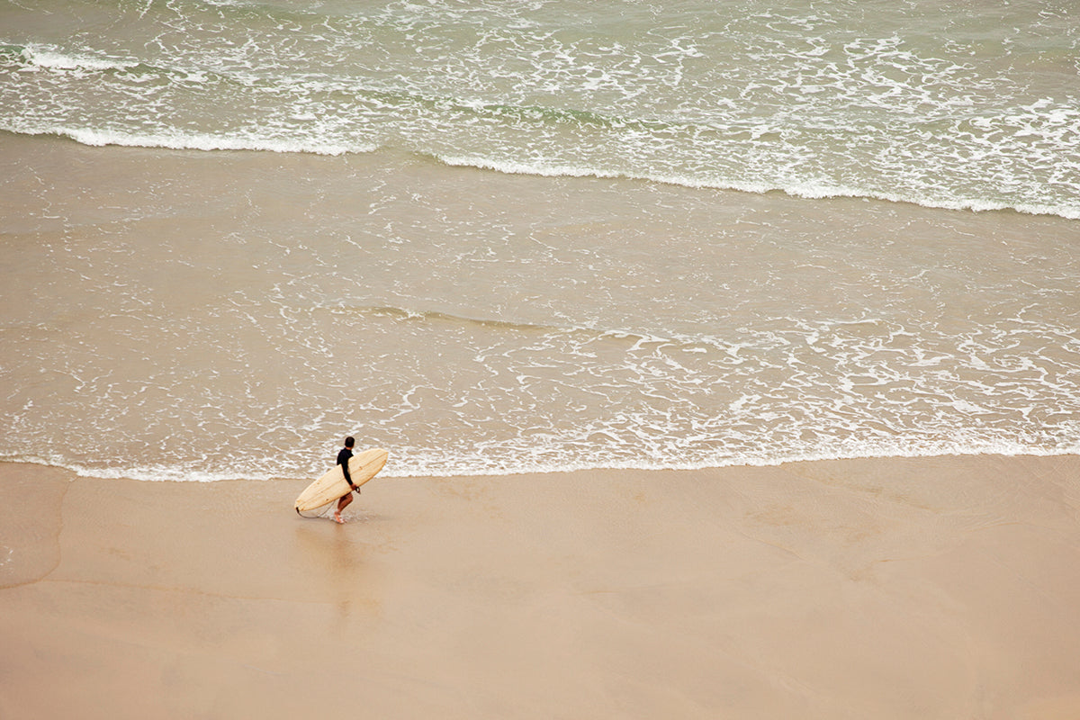 期待を胸にパドルアウトへ向かう、中空構造（ホロー）の木製サーフボード（天然木）でのエントリー。眼下に広がるビーチブレイクと、これから始まるセッションへの静かな高揚感。