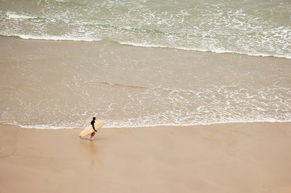 期待を胸にパドルアウトへ向かう、中空構造（ホロー）の木製サーフボード（天然木）でのエントリー。眼下に広がるビーチブレイクと、これから始まるセッションへの静かな高揚感。